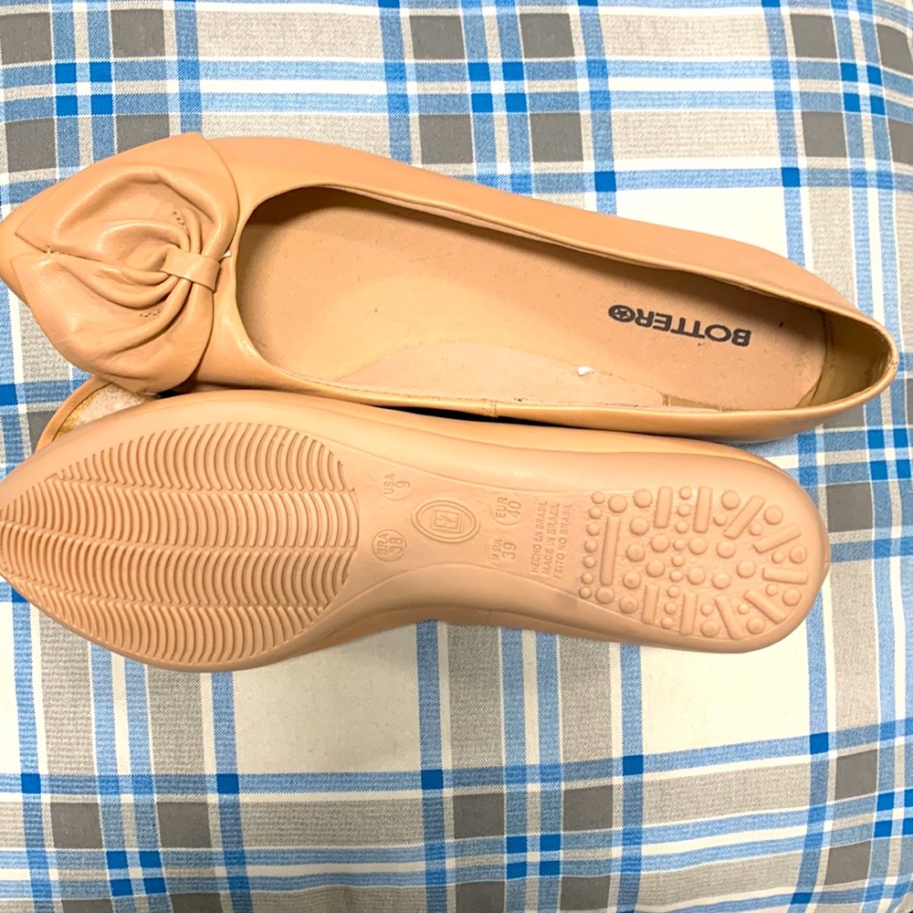 NEVER WORN BOTTER brand cute ballerina flats with bow detail. Sz Euro 40/ is 9